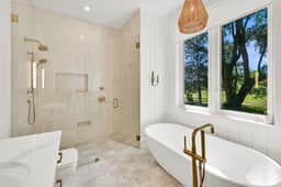 Luxurious Lake-View Retreat in Historic Old Huntsville Spa, Sauna, Hot Tub, Heated Driveway