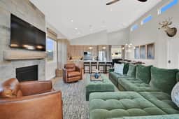 Luxury Eden Retreat: Hot Tub & Mountain Views