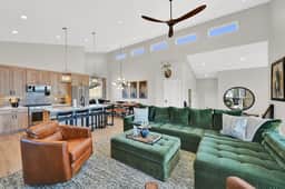 Luxury Eden Retreat: Hot Tub & Mountain Views