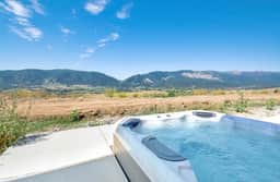 Stunning Mountain-View Home with Hot Tub in Eden