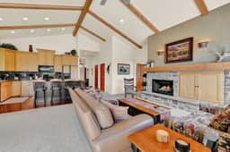 Scenic Mountain Retreat: Pool, Hot Tub, Valley Views
