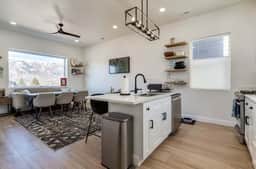 Stunning Luxury Townhouse w Mountain Views
