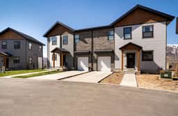 Stunning Luxury Townhouse w Mountain Views