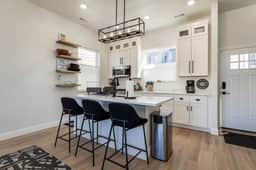 Stunning Luxury Townhouse w Mountain Views