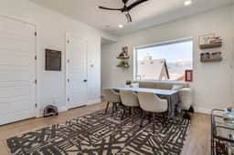 Stunning Luxury Townhouse w Mountain Views