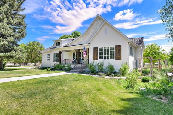 Luxurious Lake-View Retreat in Historic Old Huntsville Spa, Sauna, Hot Tub, Heated Driveway