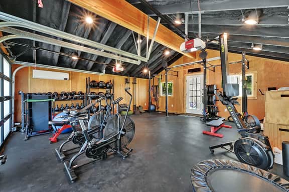 Luxurious Lake-View Retreat in Historic Old Huntsville Spa, Sauna, Hot Tub, Heated Driveway