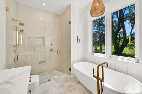 Luxurious Lake-View Retreat in Historic Old Huntsville Spa, Sauna, Hot Tub, Heated Driveway
