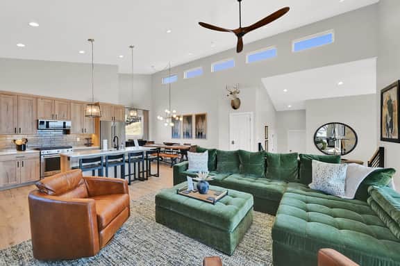 Luxury Eden Retreat: Hot Tub & Mountain Views