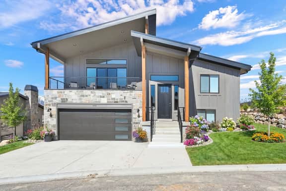 Luxury Eden Retreat: Hot Tub & Mountain Views