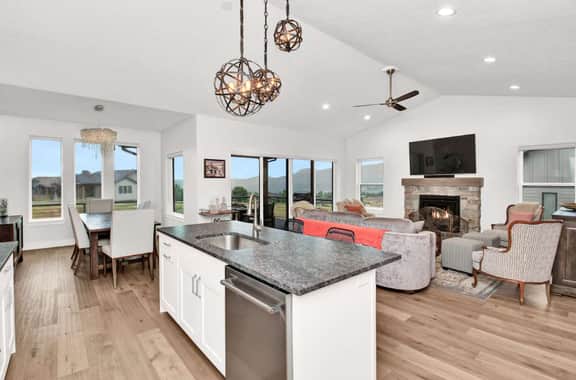 Eden Mountain Oasis: Hot Tub & Stunning Views