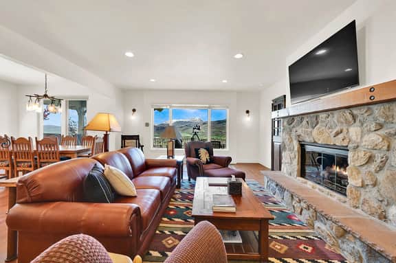 Mountain Escape w/ Valley Views & Private Hot Tub