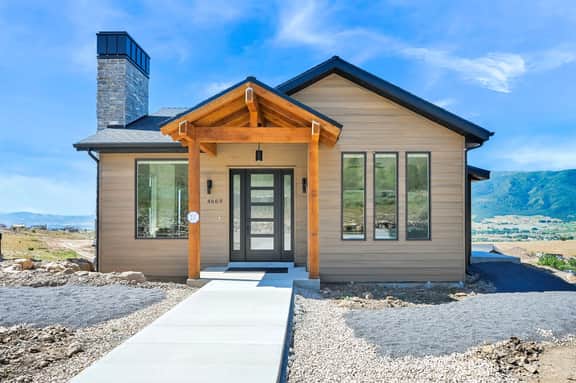 Mountain Views Eden Cabin w/ Hot Tub & Fireplace