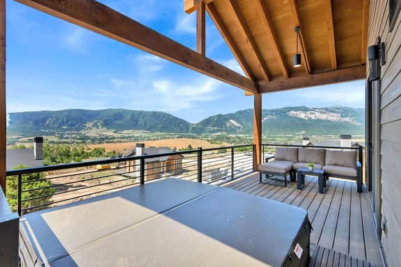 Mountain Views Eden Cabin w/ Hot Tub & Fireplace