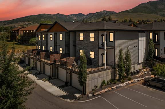 Eden Townhouse: Hot Tub & Golf Retreat w/Mountain Views