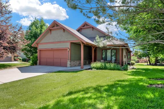 Scenic Mountain Retreat: Pool, Hot Tub, Valley Views