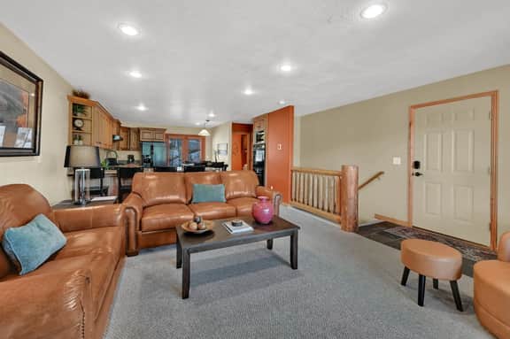 Eden Condo: Mountain Views, Pool & Jacuzzi, Close Ski Access