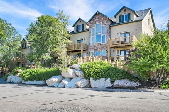 Eden Condo: Mountain Views, Pool & Jacuzzi, Close Ski Access
