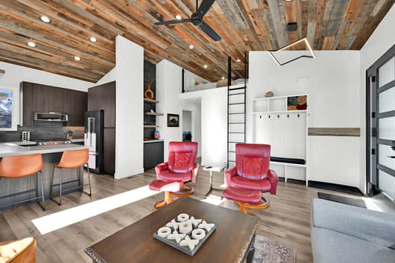 Eden Mountain Cabin: Hot Tub & Stunning Views Retreat