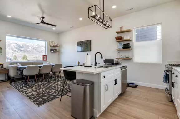 Stunning Luxury Townhouse w Mountain Views