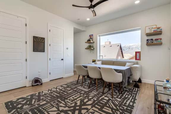 Stunning Luxury Townhouse w Mountain Views