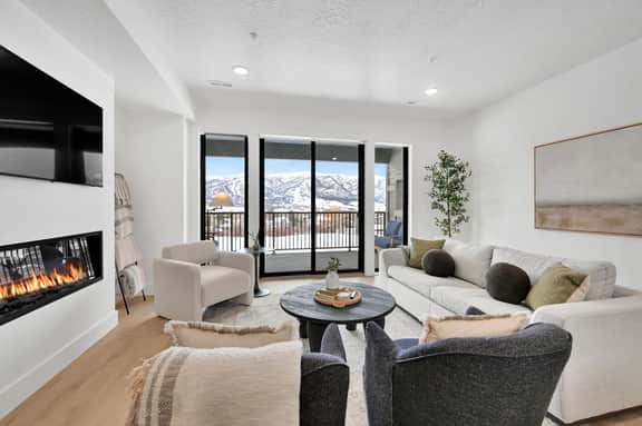 Newly Built Condo: Golf Views & Mountain Retreat