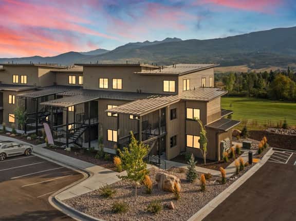 Newly Built Condo: Golf Views & Mountain Retreat