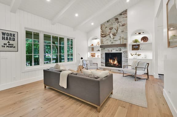 Luxurious Lake-View Retreat in Historic Old Huntsville Spa, Sauna, Hot Tub, Heated Driveway