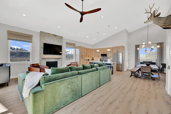 Luxury Eden Retreat: Hot Tub & Mountain Views