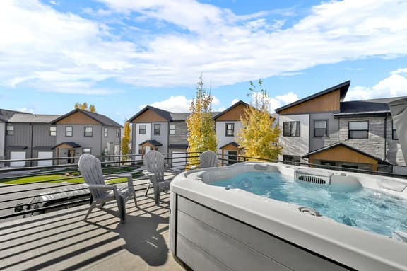 Eden Townhouse: Hot Tub & Golf Retreat w/Mountain Views