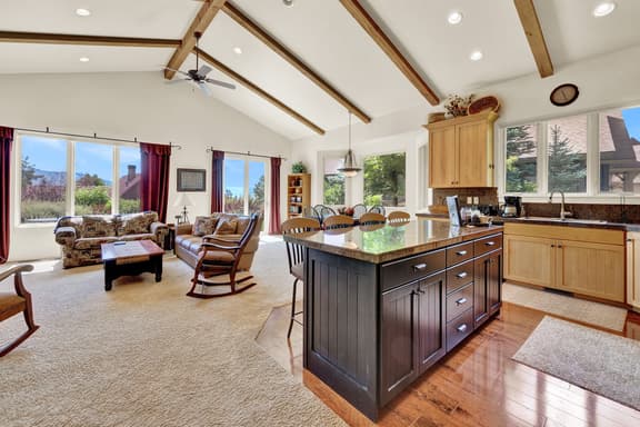 Scenic Mountain Retreat: Pool, Hot Tub, Valley Views