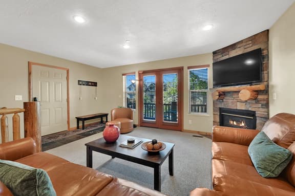Eden Condo: Mountain Views, Pool & Jacuzzi, Close Ski Access