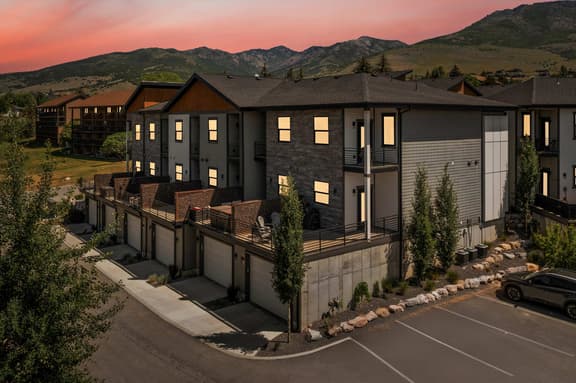 Stunning Luxury Townhouse w Mountain Views