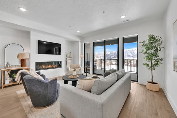 Newly Built Condo: Golf Views & Mountain Retreat